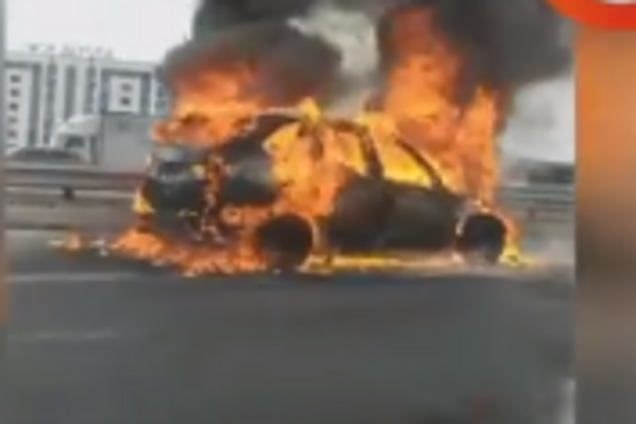 "Згоріло вщент!" У Києві авто спалахнуло посеред дороги. Фото і відео