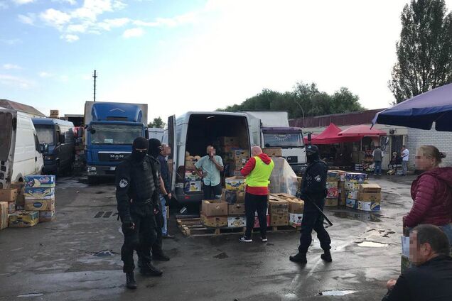 Були з інфекцією: у Києві на відомому ринку накрили понад 110 продавців