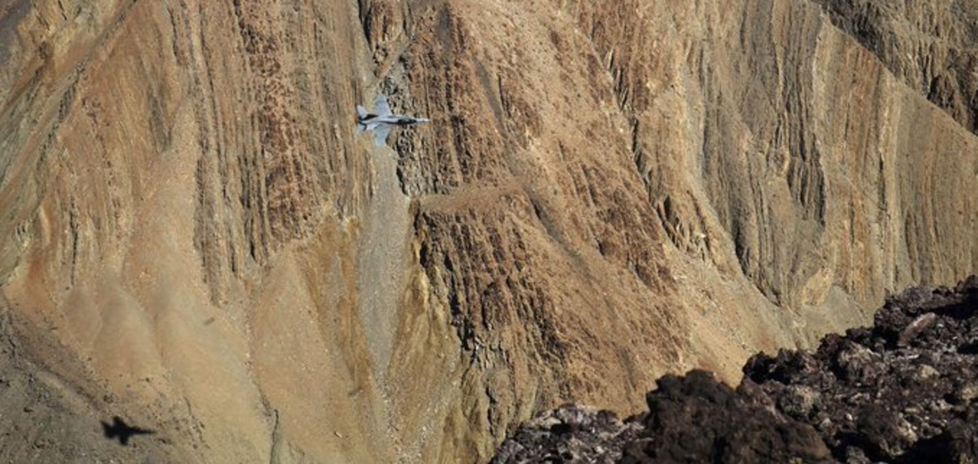 В США истребитель рухнул в 'Долину Смерти': ранены 7 человек