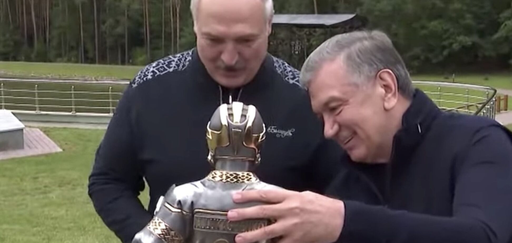 'Железный дровосек?' Лукашенко получил подарок с намеком. Фото и видео