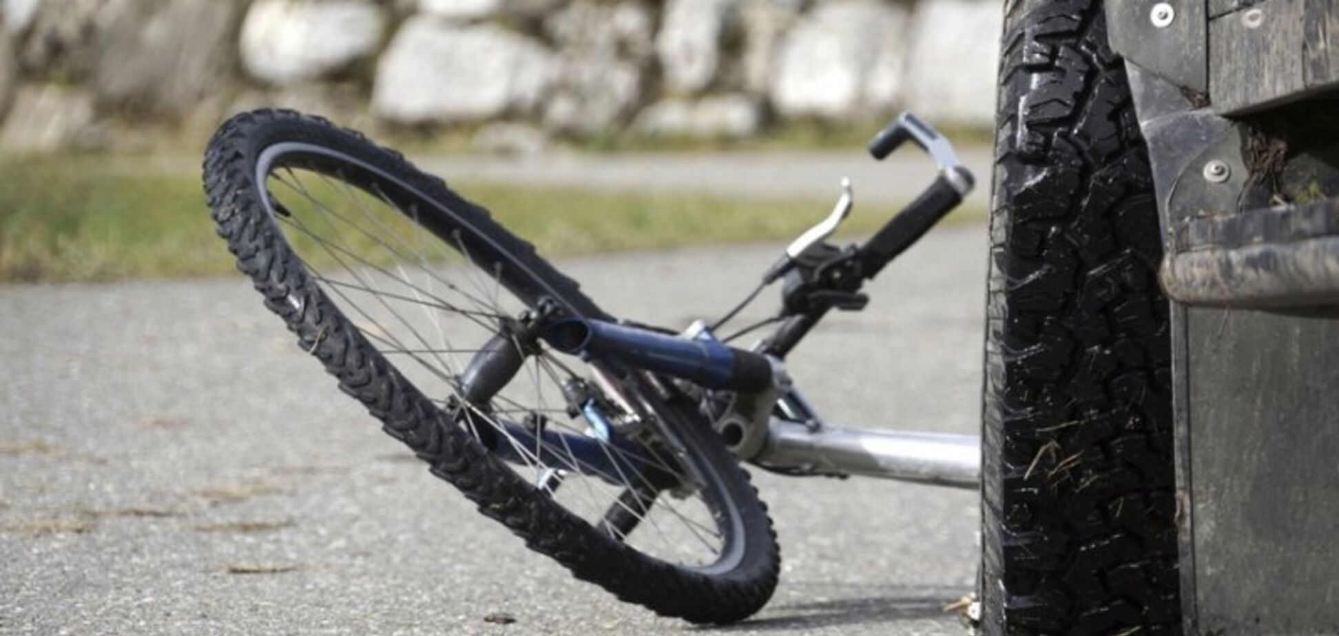 В Днепре велосипедист угодил под колеса ВАЗ: видео жуткого ДТП