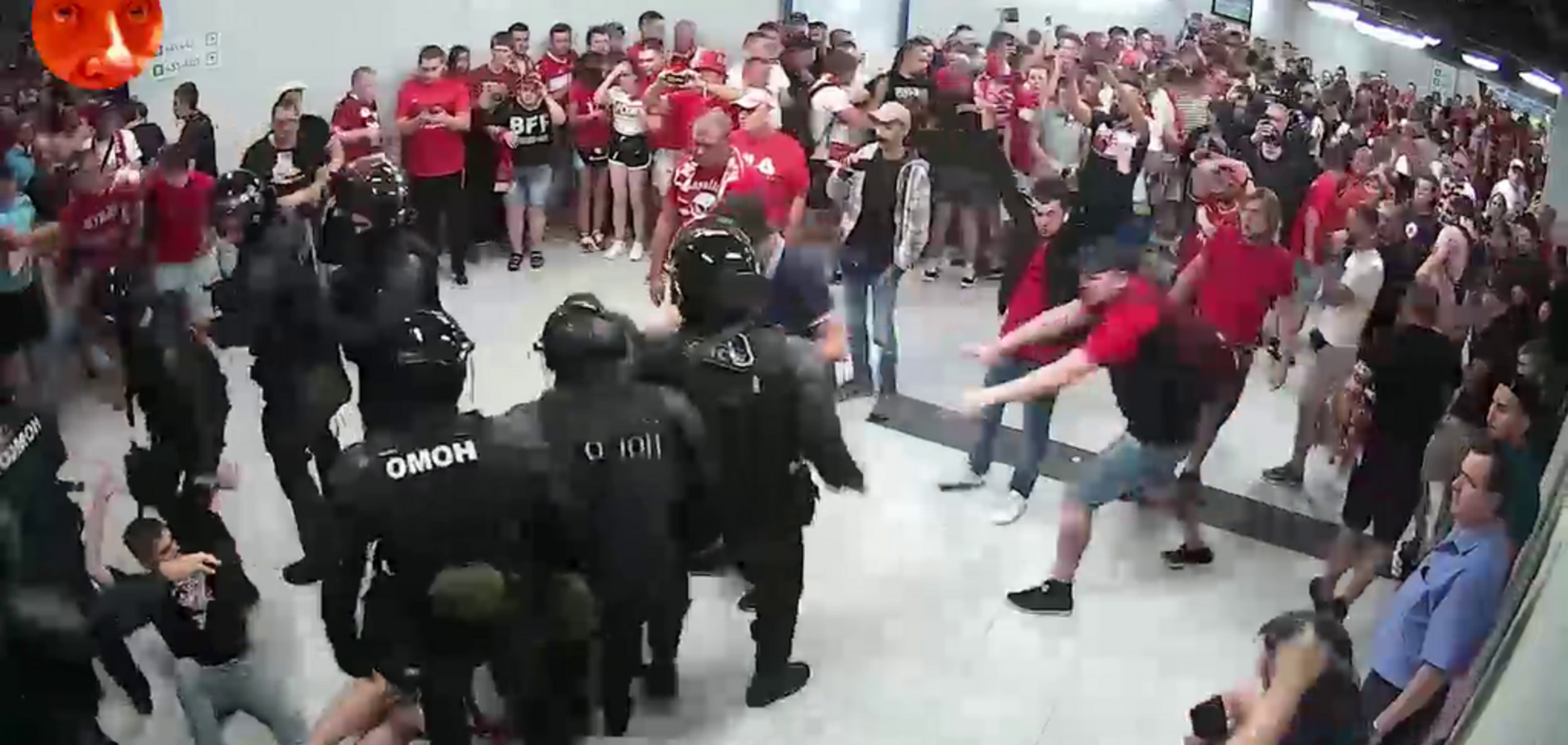 Появилось жесткое видео избиения фанатов 'Спартака' ОМОНовцами