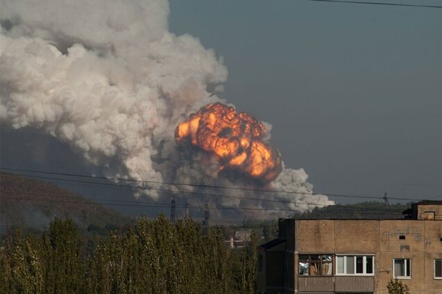 На Донбасі прогриміли десятки вибухів: що відбувається