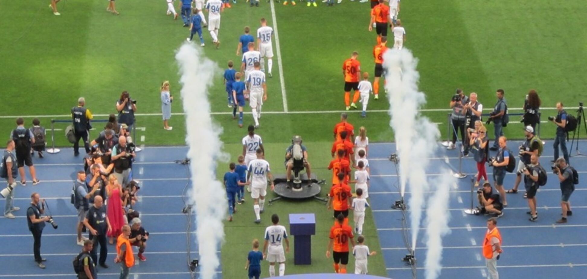 'Геть з пляжа': ультрас 'Динамо' устроили мощный перфоманс на игре с 'Шахтером'