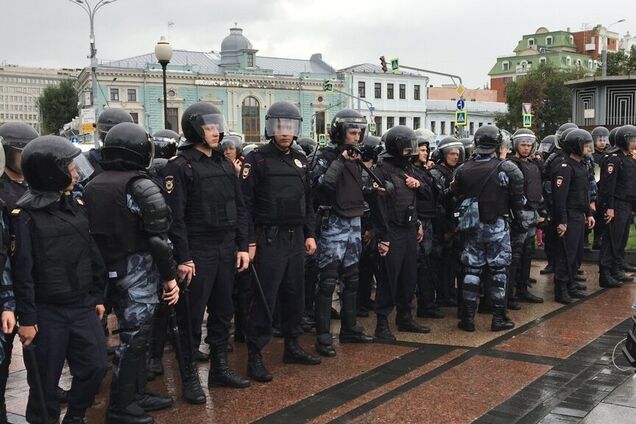 Протести в Москві: в столицю Росії стягують спецтехніку і автозаки