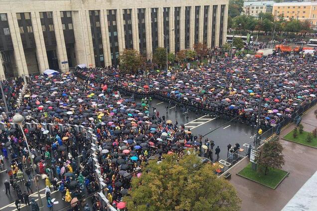 На митинге в Москве образовалась давка на входе: зрелищные фото и видео