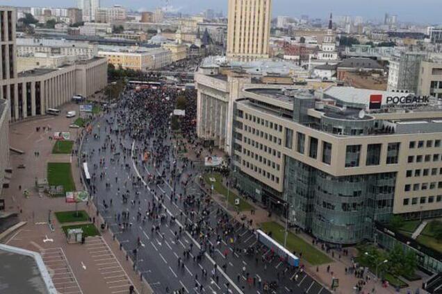 Вырывали флаги Украины: жалкий митинг в Москве