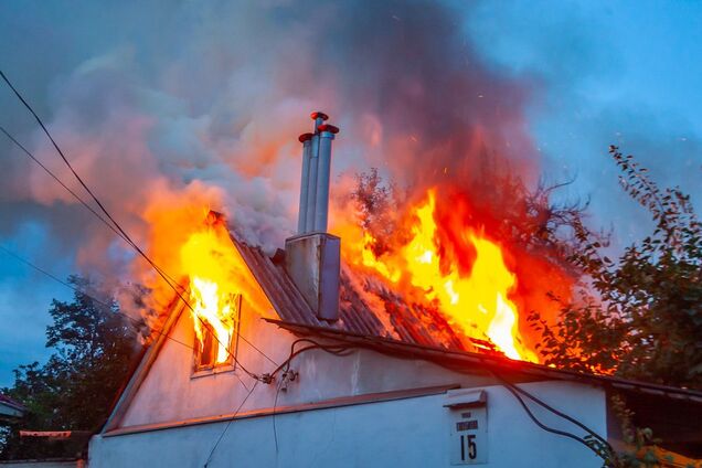 У пожежників не було води: в Дніпрі дотла згорів дах будинку. Відео