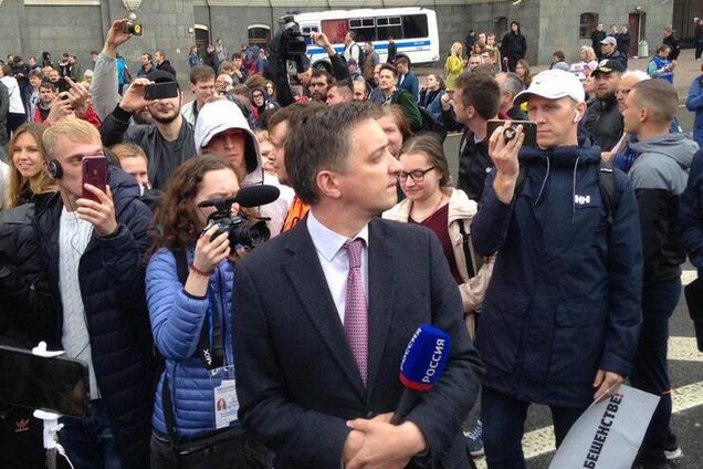 'Канал 'Россия' – позор России': на акции протеста в Москве освистали кремлевского пропагандиста