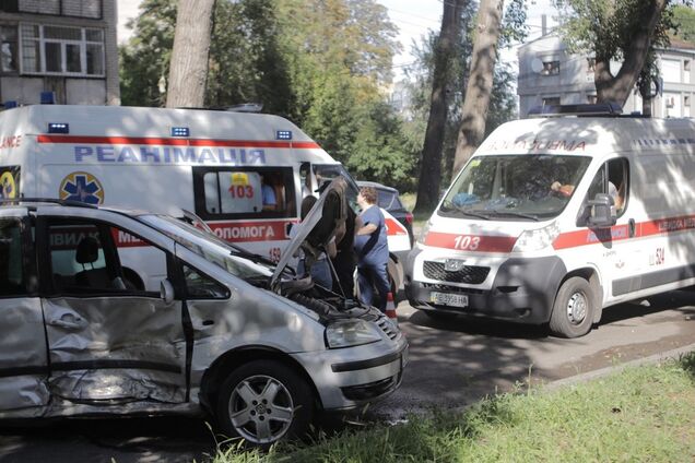 Машины закрутило: появились фото и видео жуткого ДТП в Днепре