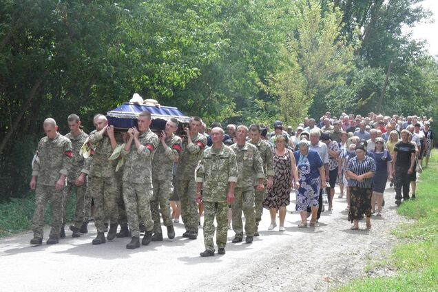 'Смотри в глаза матерям, враг!' Под Винницей похоронили погибшего на Донбассе морпеха