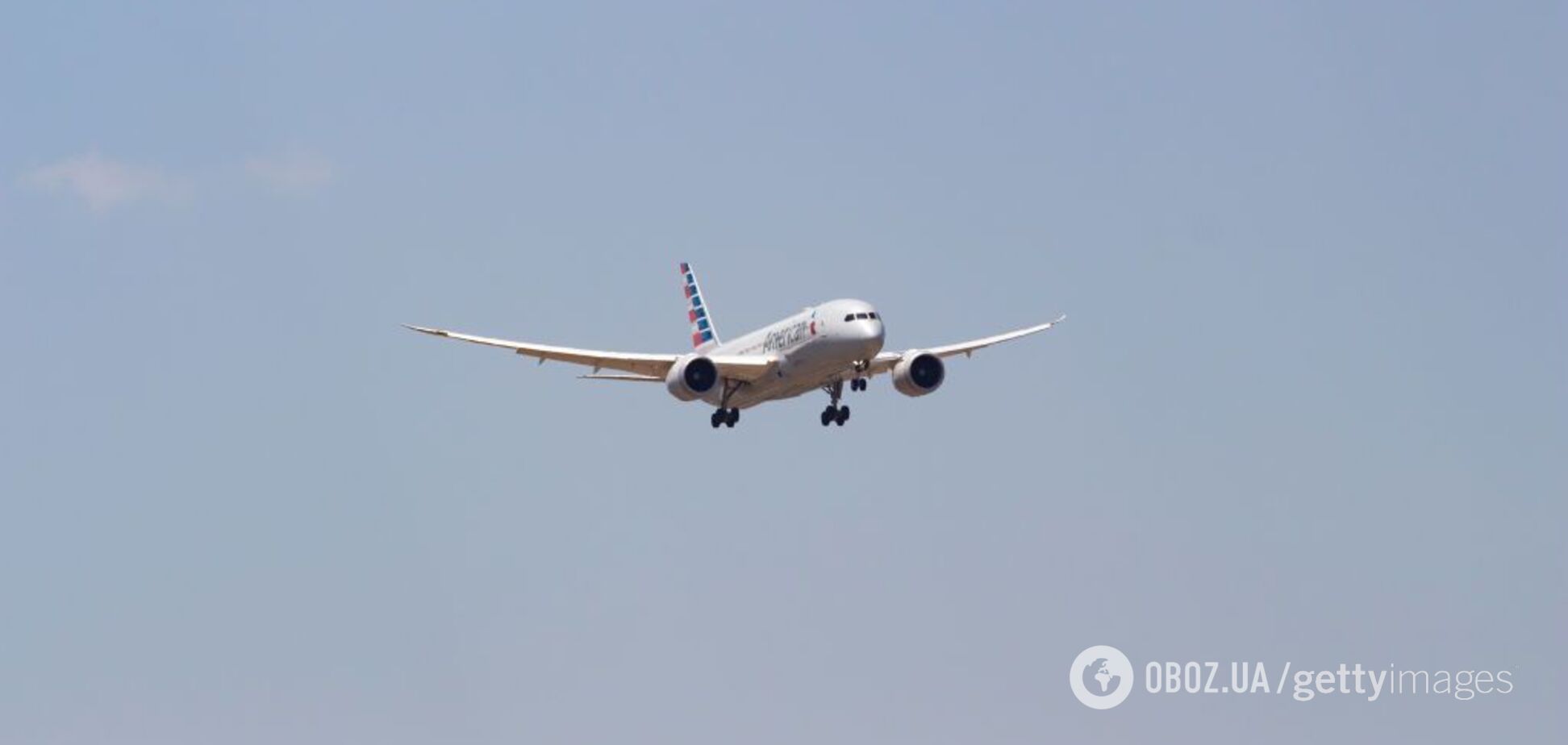 Розвалювався на ходу! В Італії екстрено сів літак. Фото