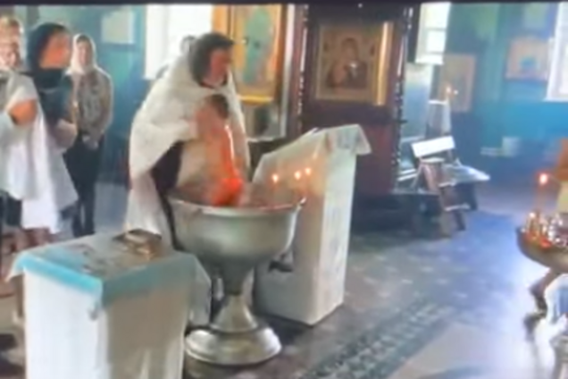 У Росії священик мало не вбив дитину при хрещенні: моторошне відео