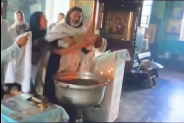 Крещение в Гатчине: агрессивный священник засветился в ряде скандалов