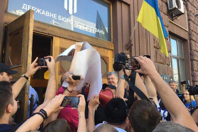 Порошенко пытались забросать яйцами под ГБР: первые детали