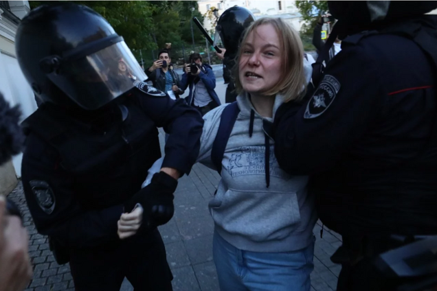 Кулаком в живот: в России оправдались за зверства силовиков на митинге