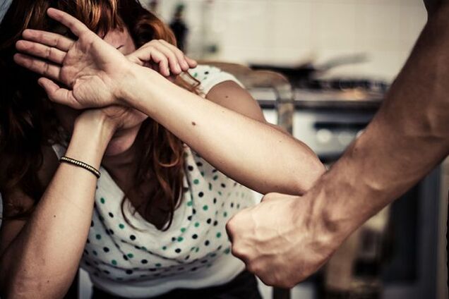 Бив кулаками: в Дніпрі чоловік напав на жінку посеред вулиці