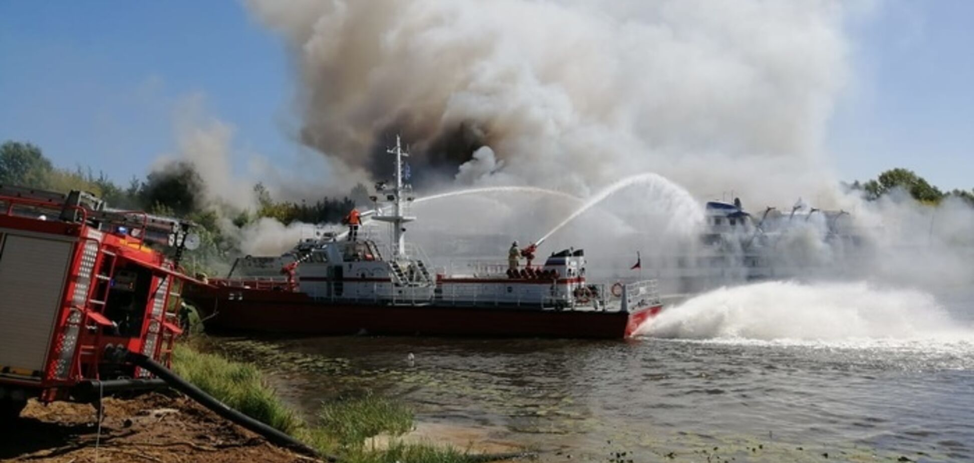 'Это символично': в России загорелся теплоход 'Святая Русь'
