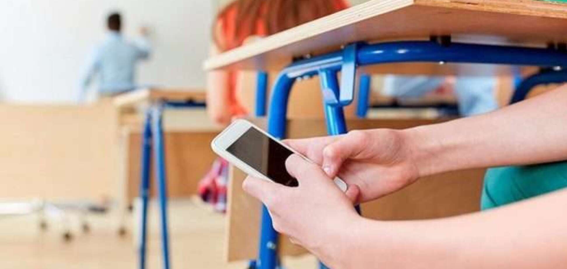 У хмельницьких школах можуть заборонити мобільні телефони: в чому справа