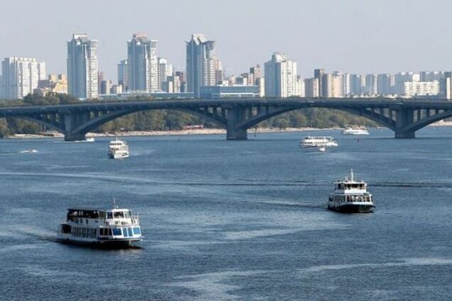 В Киеве на Днепре лодка 'влетела' в яхту