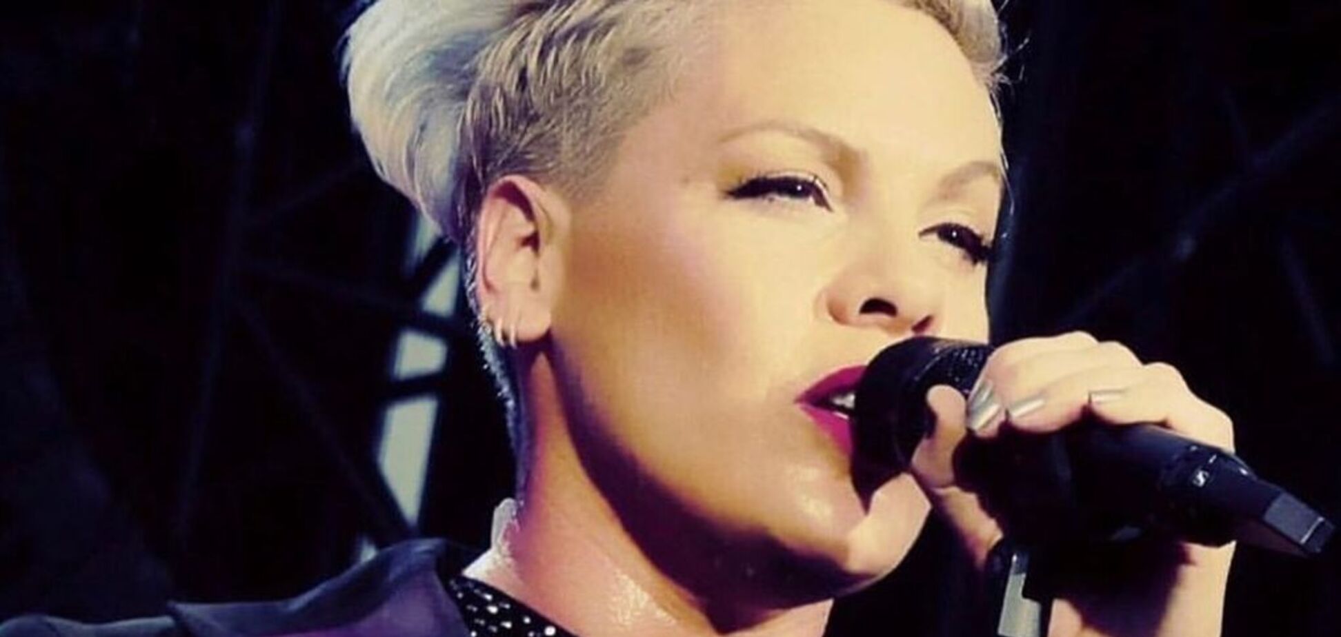 Легендарная Pink вышла на сцену в наряде украинского бренда