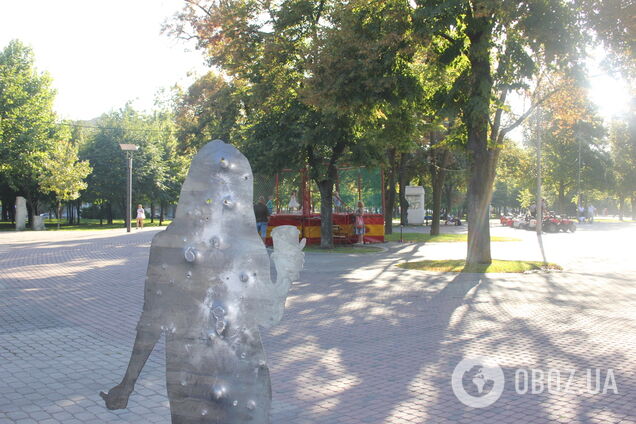 У Дніпрі з'явилися загадкові фігури розстріляних людей: перехожі в подиві