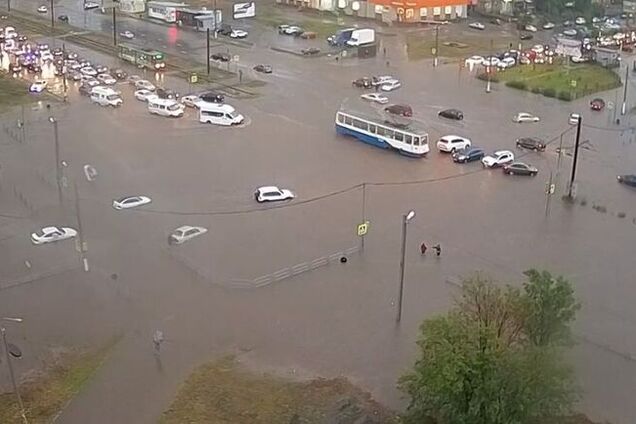 Авто потонули по дзеркала: у Росії місто пішло під воду. Фото і відео потопу