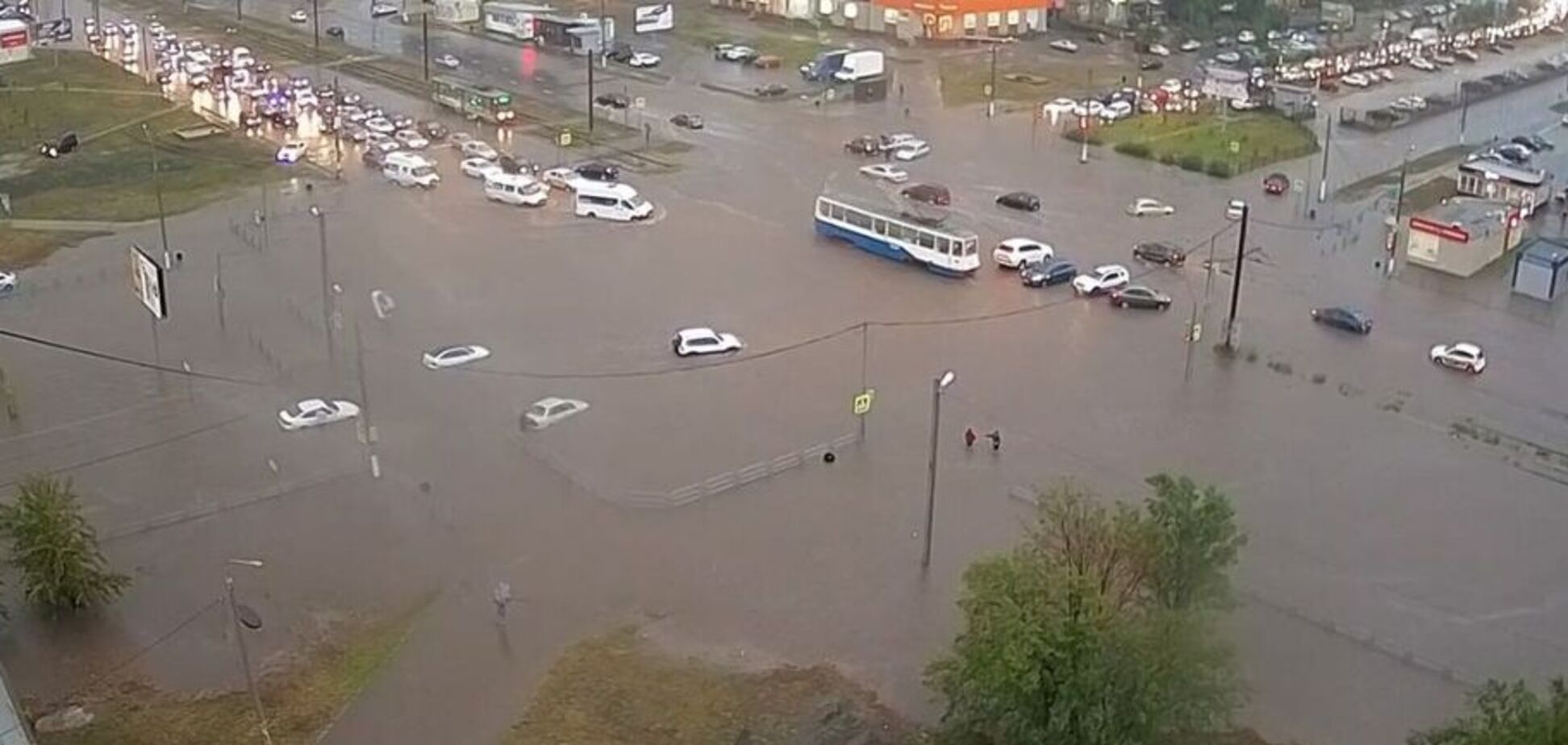 Авто утонули по зеркала: в России город ушел под воду. Фото и видео потопа