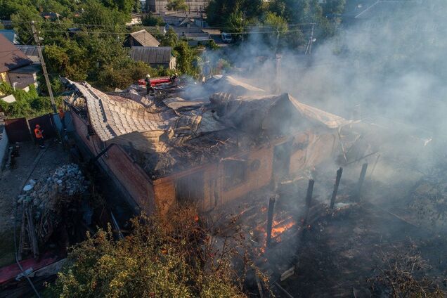 Дах 'стріляв': в Дніпрі сталася масштабна пожежа в приватному секторі