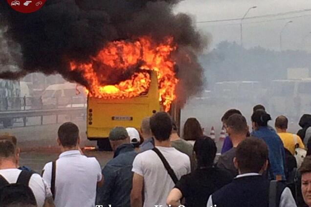 У Києві спалахнула маршрутка