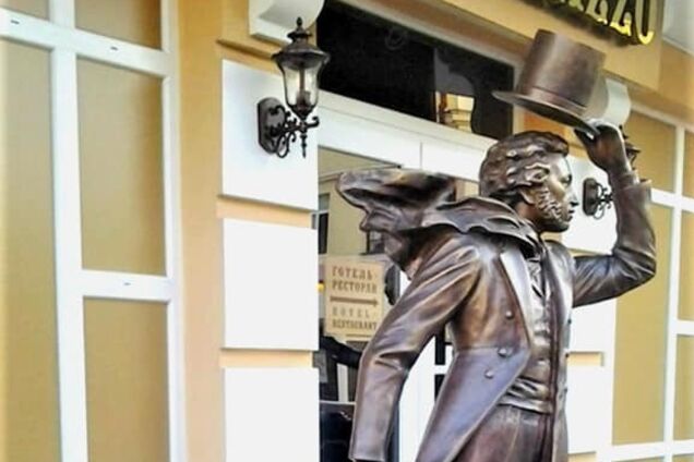 'Слава Украине!' В Полтаве унизили россиян памятником Пушкину и Гоголю