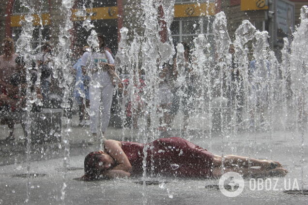 В Днепре девушка 40 минут лежала в фонтане: фото и подробности