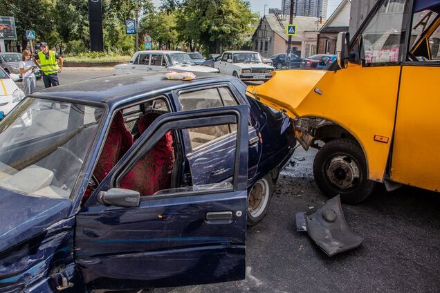 В Днепре произошло ДТП с пассажирской маршруткой: есть пострадавшие