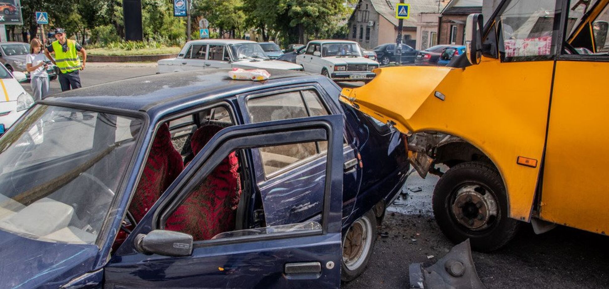 В Днепре произошло ДТП с пассажирской маршруткой: есть пострадавшие