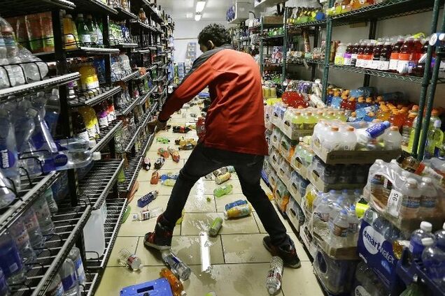 В Днепре дебошир атаковал супермаркет и катался по рельсам