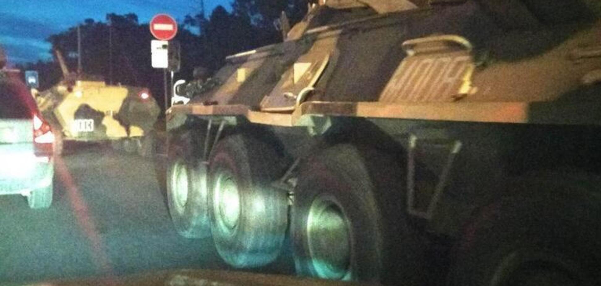 В Москве заметили БТР с боевым оружием
