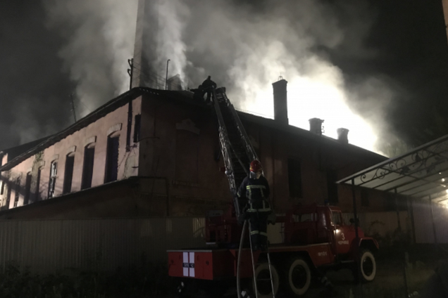 У Чернівцях загорівся завод