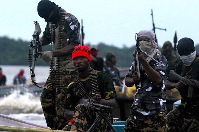 У берегов Африки пираты напали на судно