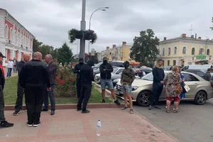 Файеры и титушки: на Черниговщине здание ОИК взяли в "блокаду". Фото и видео