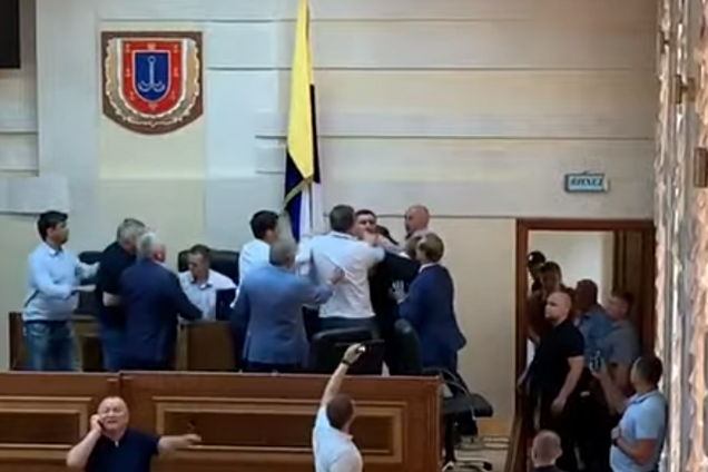 "Козли!" В Одесі депутати облради влаштували бійку