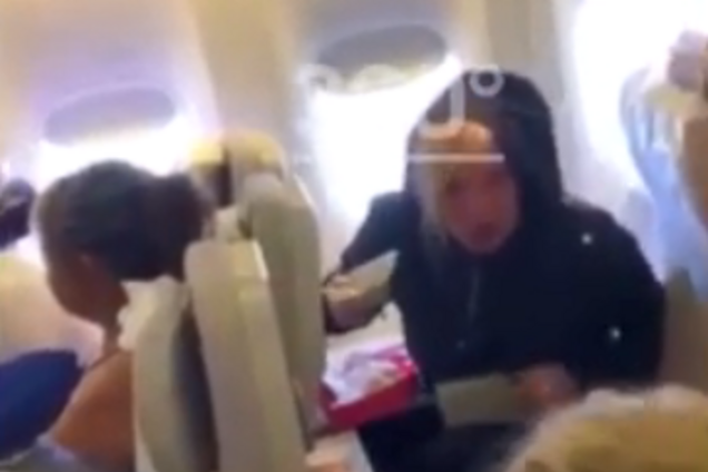 Пьяная россиянка устроила скандал в самолете и обмочилась: видео