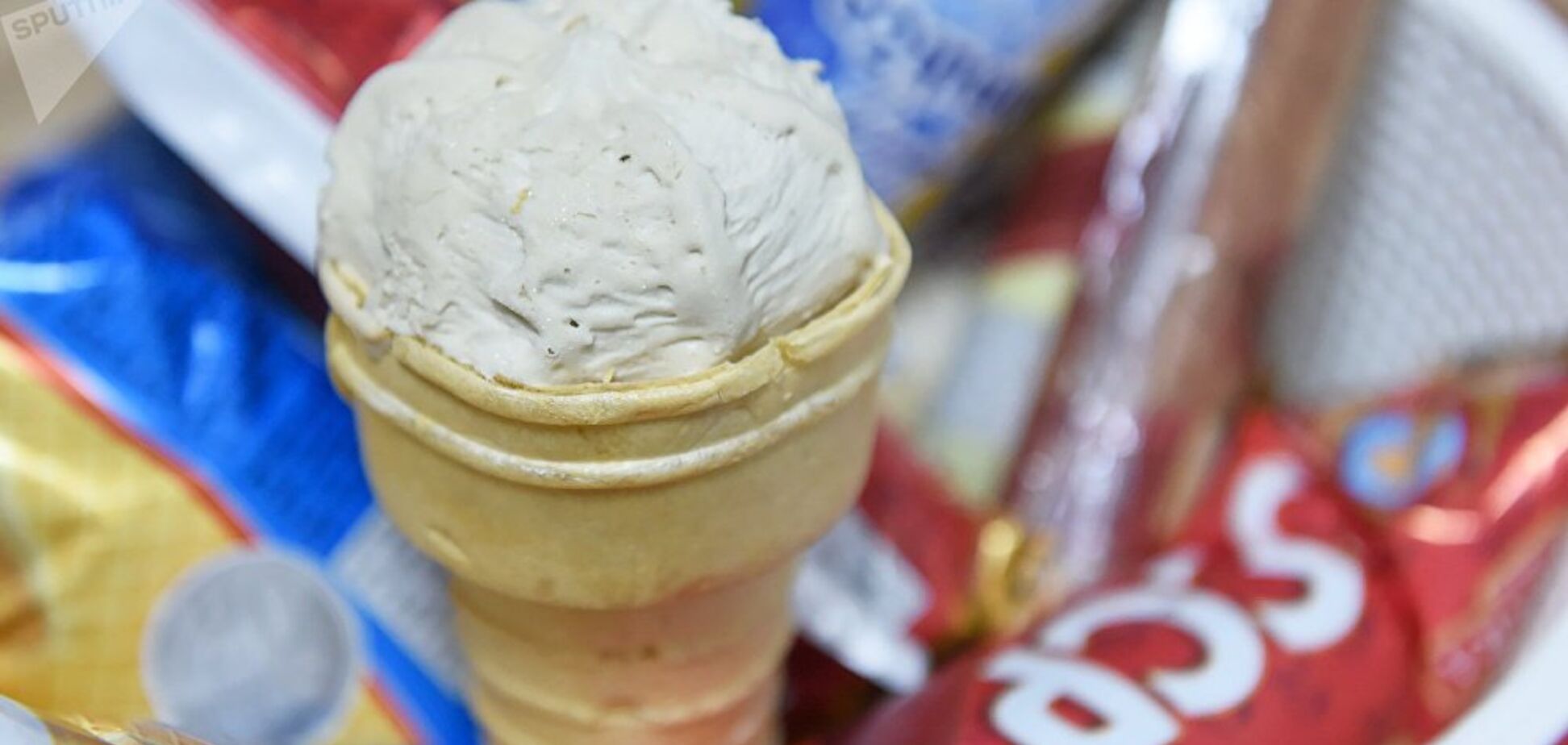 'Из какого г*вна сделали?' Сеть развеселило российское 'скрепное' мороженое