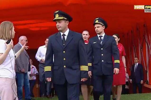 Стадион устроил овации экипажу, посадившему самолет на кукурузное поле в Подмосковье