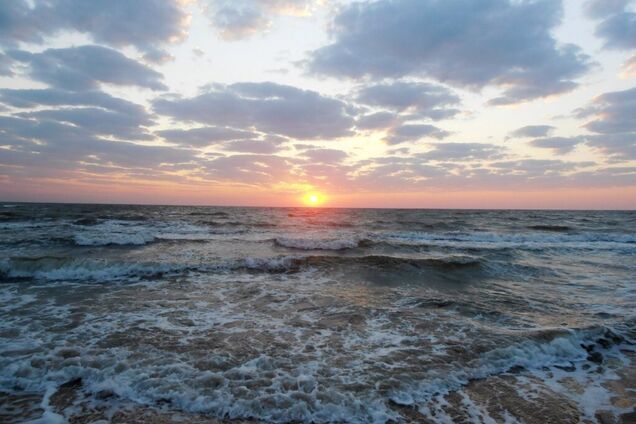 Море превратилось в суп с галушками: появилось жуткое видео из Геническа