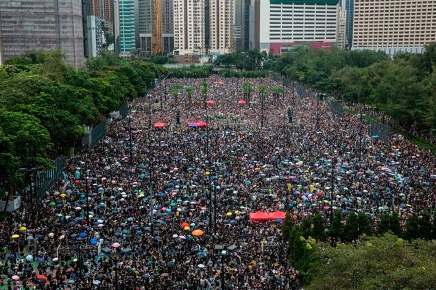 У Гонконзі на вулиці вийшли сотні тисяч протестувальників. Вражаючі фото і відео