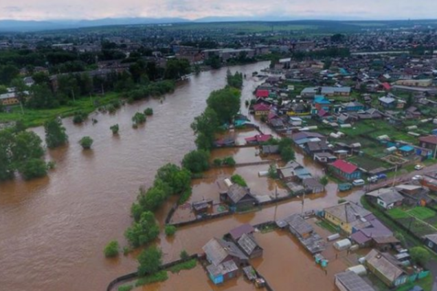 Росію вдарив тайфун 'Кроса': ціле місто пішло під воду. Фото і відео стихії