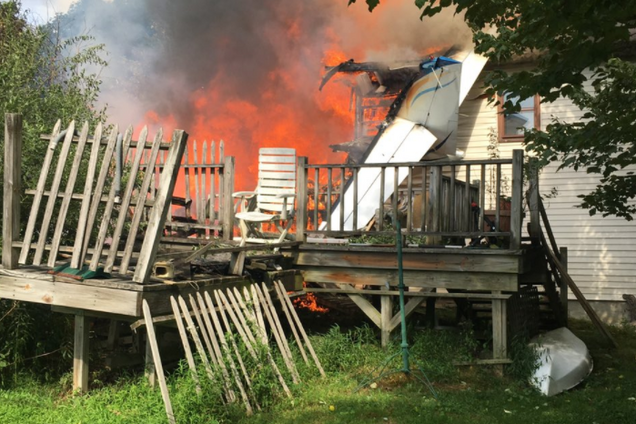 В США самолет рухнул на жилой дом: есть жертвы