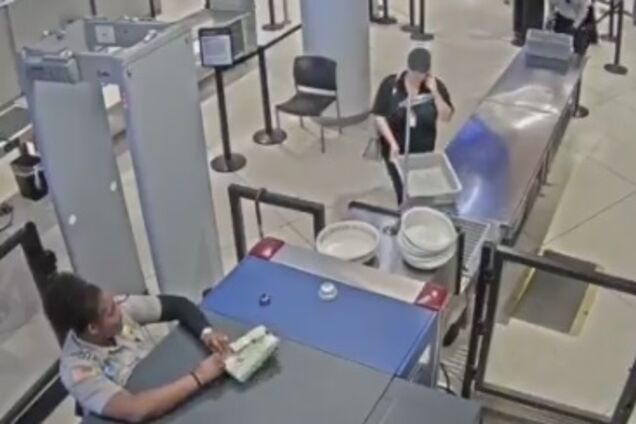 'Ты урод!' В аэропорту США разразился скандал из-за невежливой сотрудницы