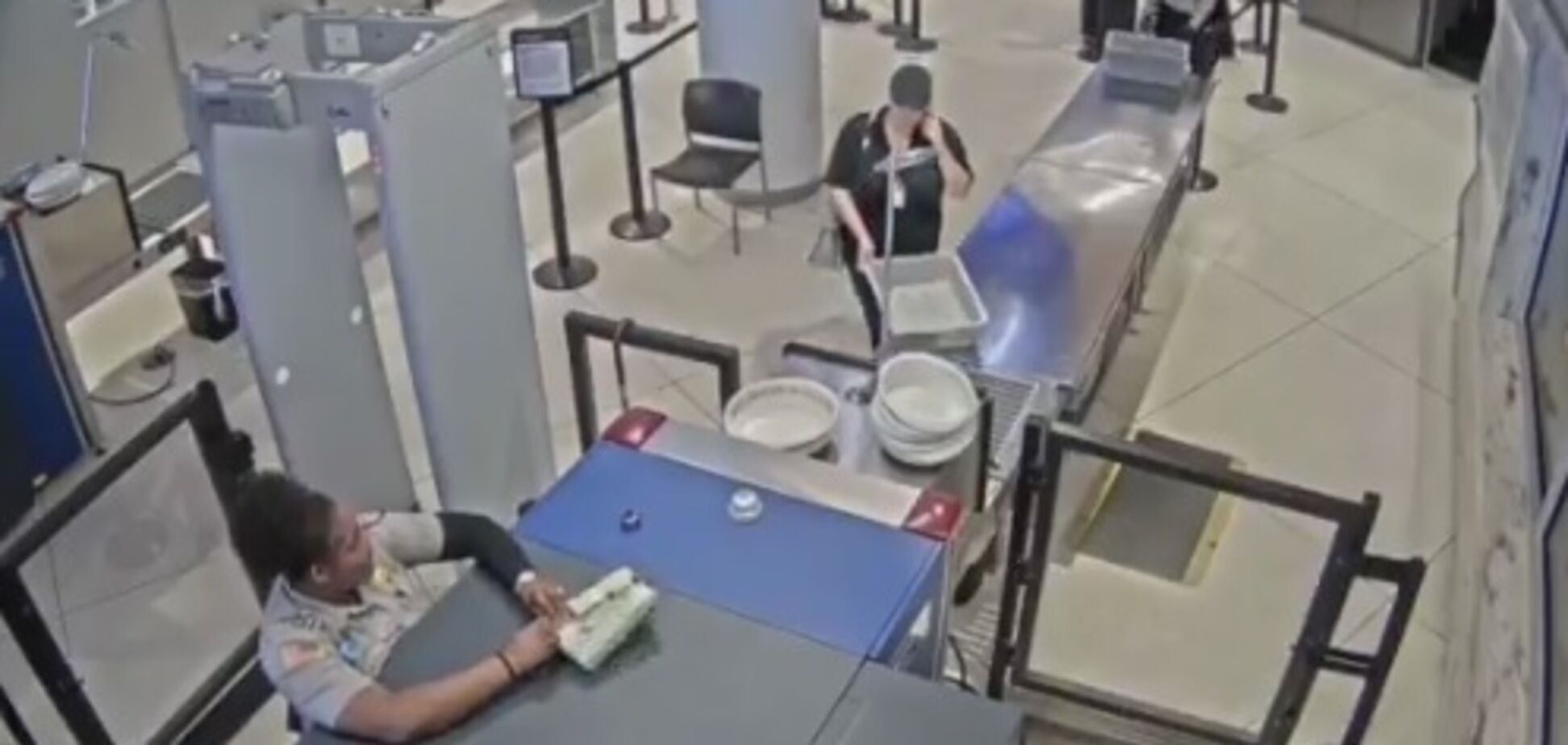 'Ти виродок!' В аеропорту США вибухнув скандал через неввічливу співробітницю