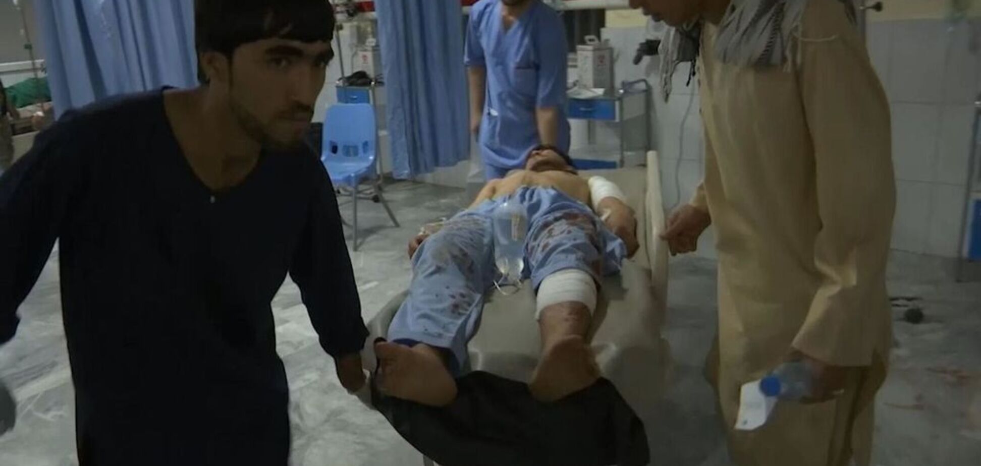 Тела не успевали выносить: в Афганистане взрыв на свадьбе убил 63 человека. Фото и видео 18+